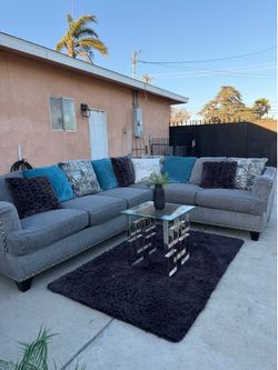 Grey sectional couch 🛋️