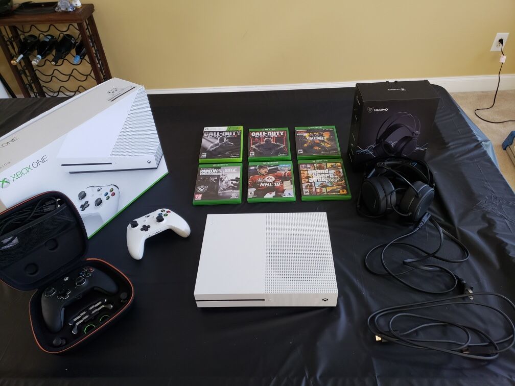 Xbox 1S 500GB (With Games and 2 Controllers)