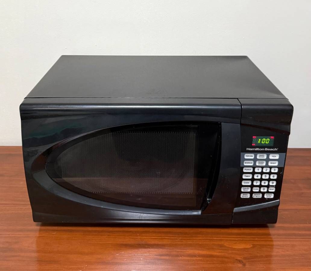Working And Clean Hamilton Beach Microwave 900W