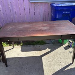 FREE.    Escritorio Buenas Condiciones Luce Muy Bien 