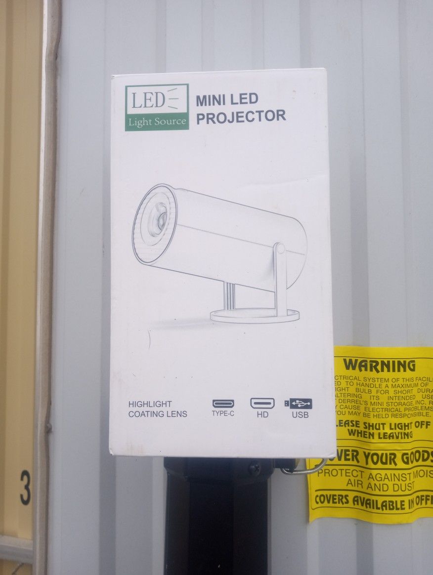 MINI HD LED PROJECTOR WITH VIEWING SCREEN