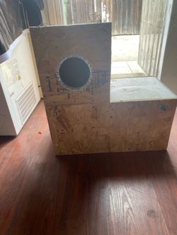 Parrot nest box
