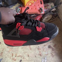 Jordan 4’s Size 8.5