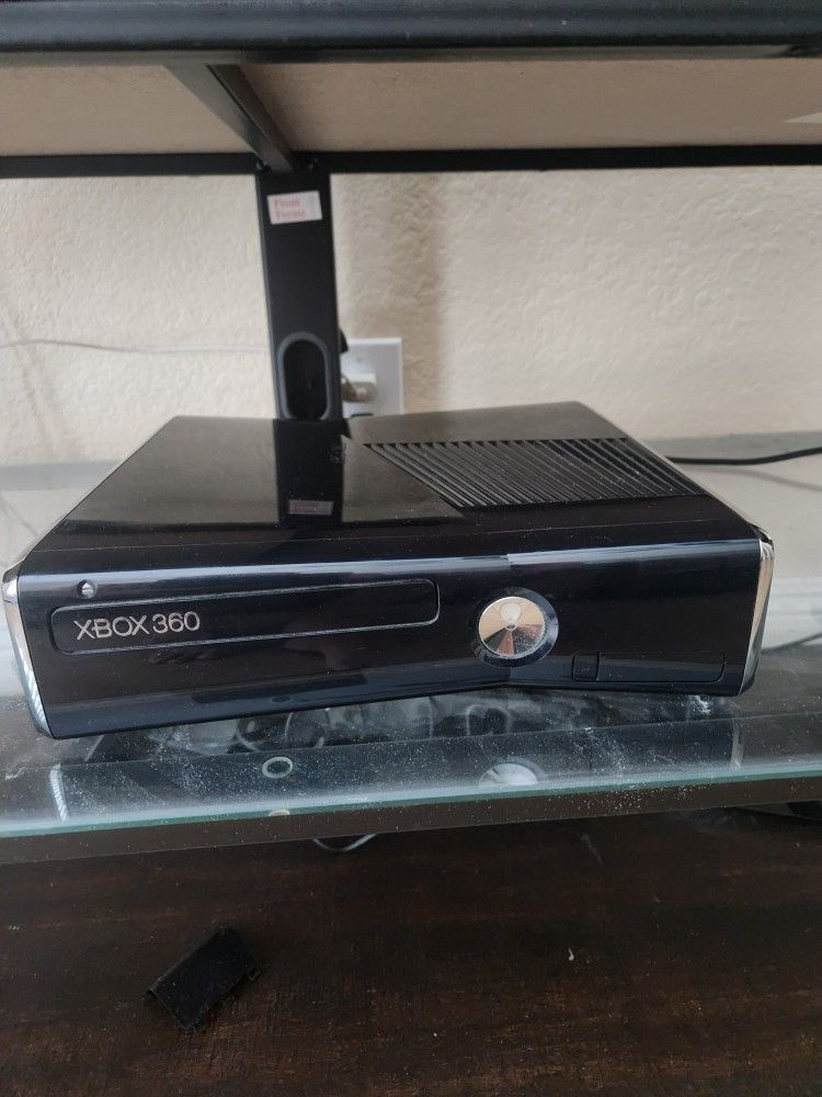 Xbox 360 S  250GB W 1 Controller,  KINECT SENSOR, and Over 30 Games.