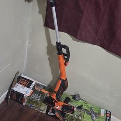 BLACK + DACKER  WEED EART  + 2 BATTERS  20 VTS AND CHARGER SET NEW 