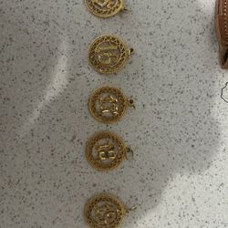 Dijes de 15,16,17,18,19 años en oro de 14 kilates  