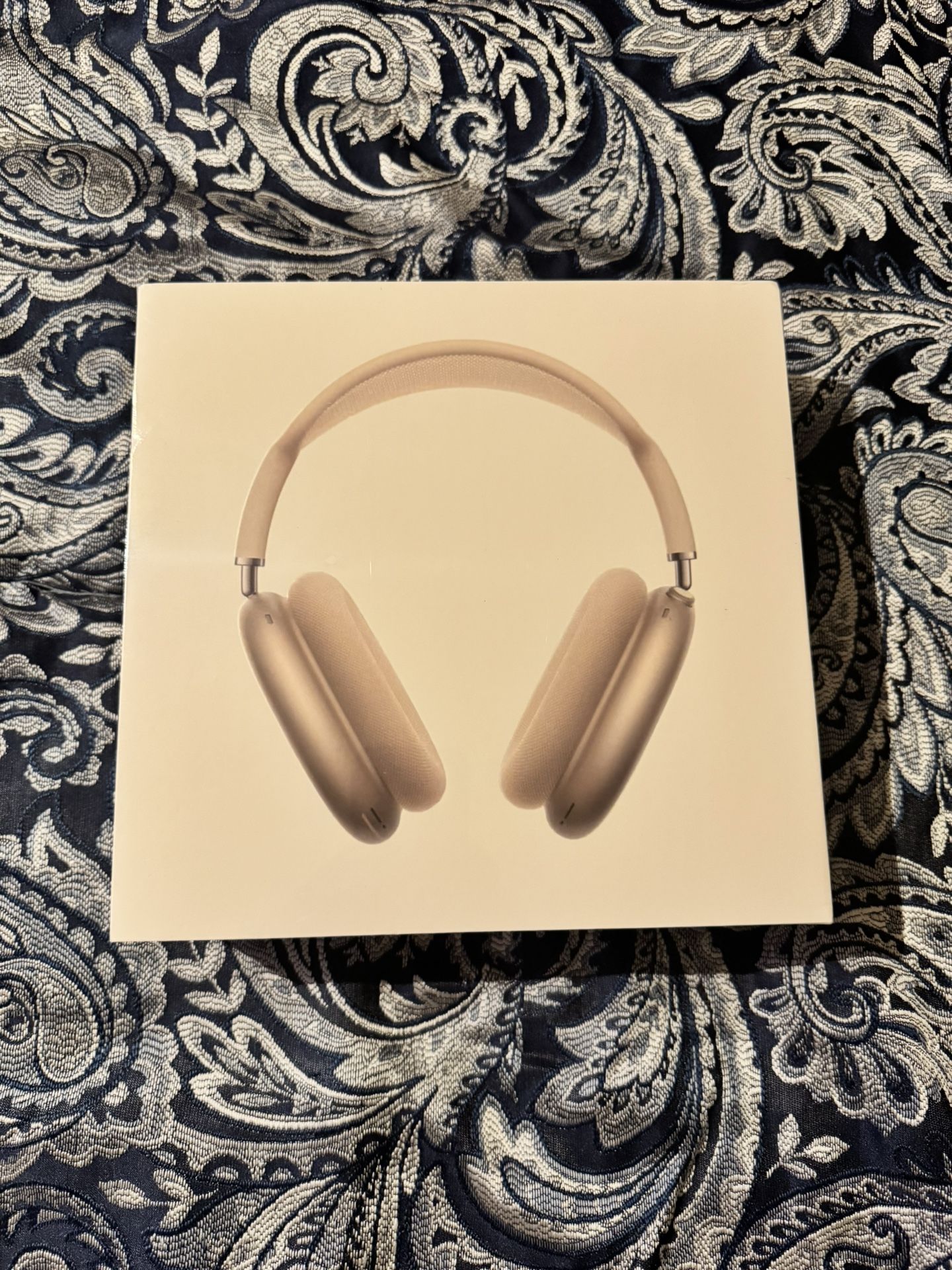 Silver AirPods Max w/Smart Case