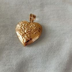Gold Plated Pendant/Dije De Corazón Con Imagen De Rosa De Oro Laminado