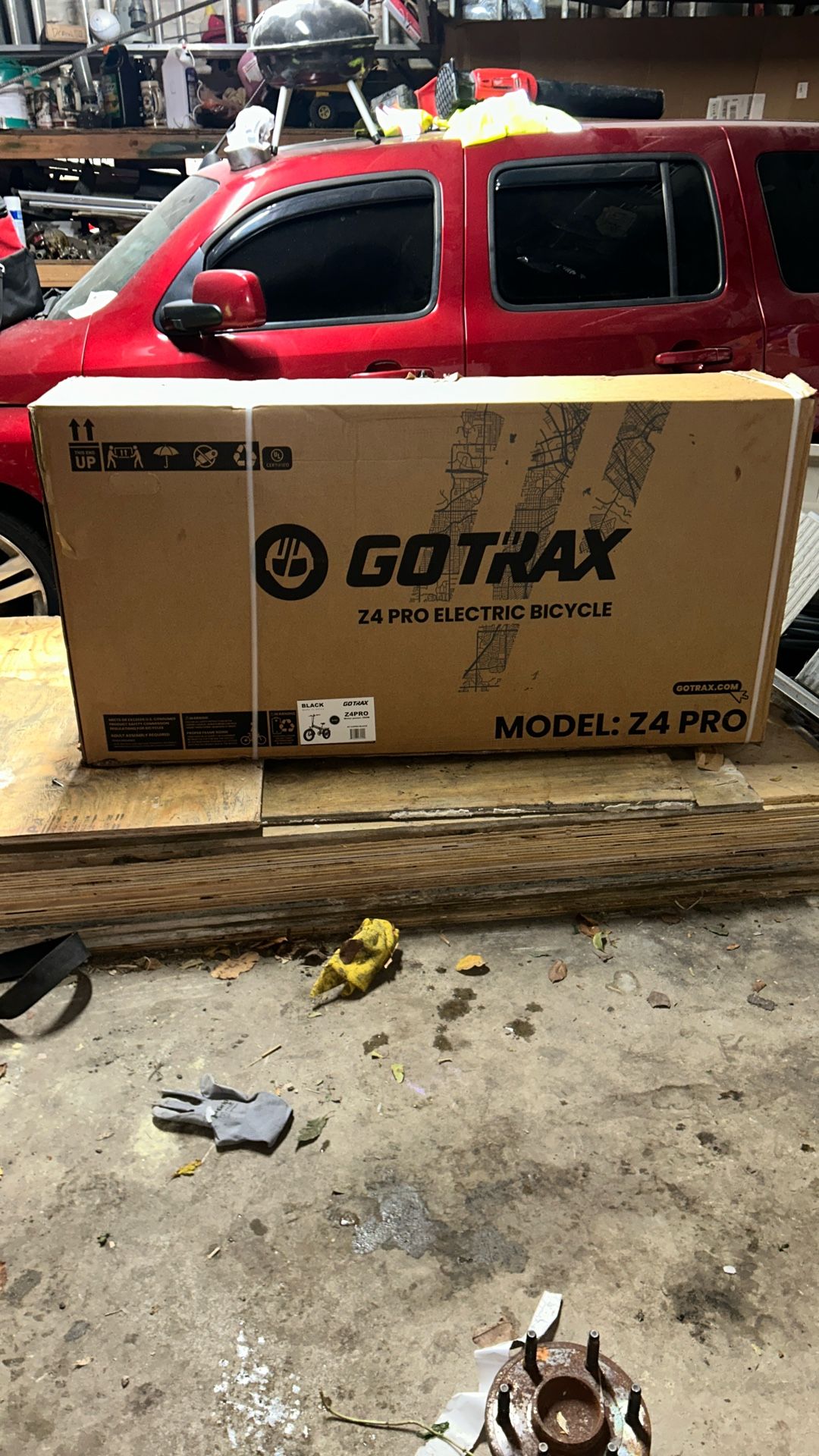 GoTrax - Z4 PRO Foldable Ebike w/ up to 40mi Max Operating Range and 28 mph Max Speed - Black