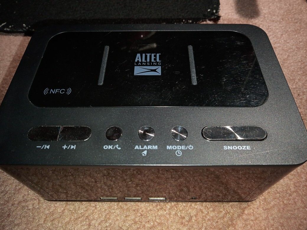 DIGITAL RADIO ALTEC LANSING (IMW466-N) & PORTABLE SPEAKER