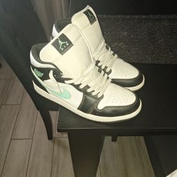 Jordan 1s Mid "Green Glow"