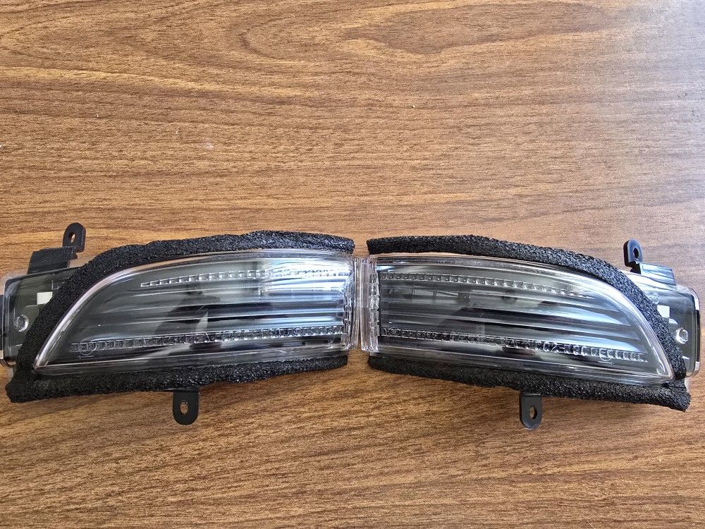 Subaru Wrx 2015-2021 OEM Driver And Passanger Side Mirror Turn Signal Lights