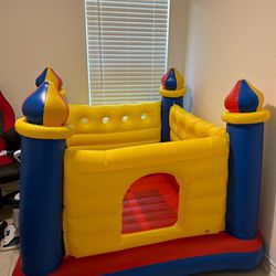 Inflatable kids bounce house