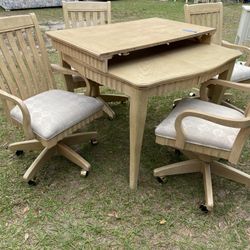 Table With 4 Spinning Chairs