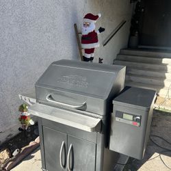 TRAEGER PELLET GRILL SMOKER WITH WI-FI TECHNOLOGY WORKS GREAT