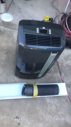 Delonghi portable AC 12,500 BTU includes the hose and attached windows
