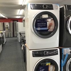 New Scratch And Dent Electrolux Front Load Washer And Dryer Set. 1 year Warranty 