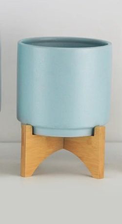 6 1/4” ceramic pot w/wood stand