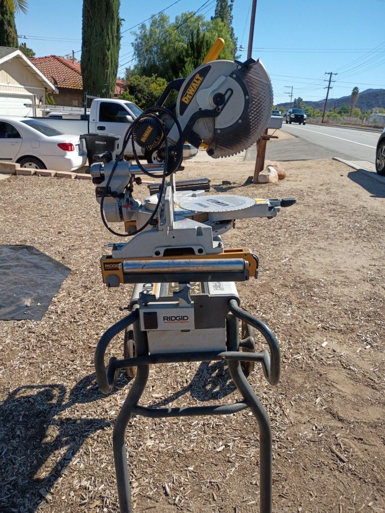 DEWALT Portable Compound Miter Saw