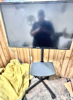 Samsung TV with nice TV stand on wheels