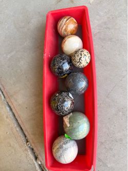 Bundle of 8 mineral spheres.