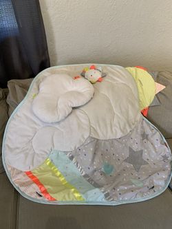 Excellent Condition Skip Hop play gym includes 3 toys and pillow