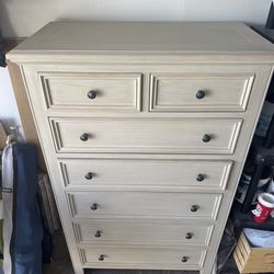 7-Drawer Tall Dresser – Solid & Heavy – Excellent Condition