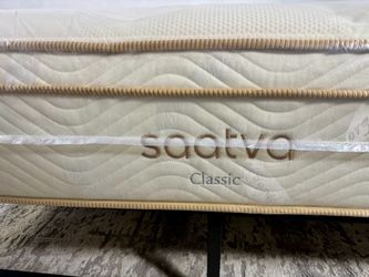 LIKE NEW! Queen Saatva Classic Plush Mattress - Delivery Available