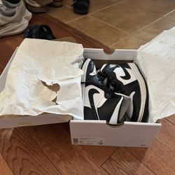 Women’s Size 6.5/ Air Jordan 1 Mid “Panda”