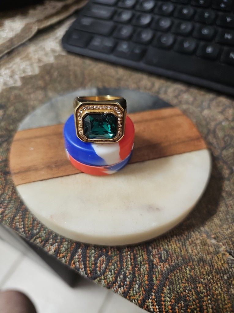 MEN"S STAINLESS STEEL GOLD PLATED PINKY RING SIZE 7 WITH GREEN STONE
