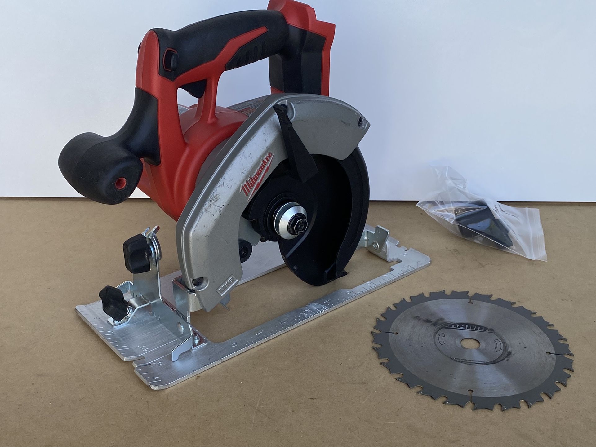 Milwaukee M18 18V Lithium-Ion Cordless 6-1/2 in. Circular Saw (Tool-Only