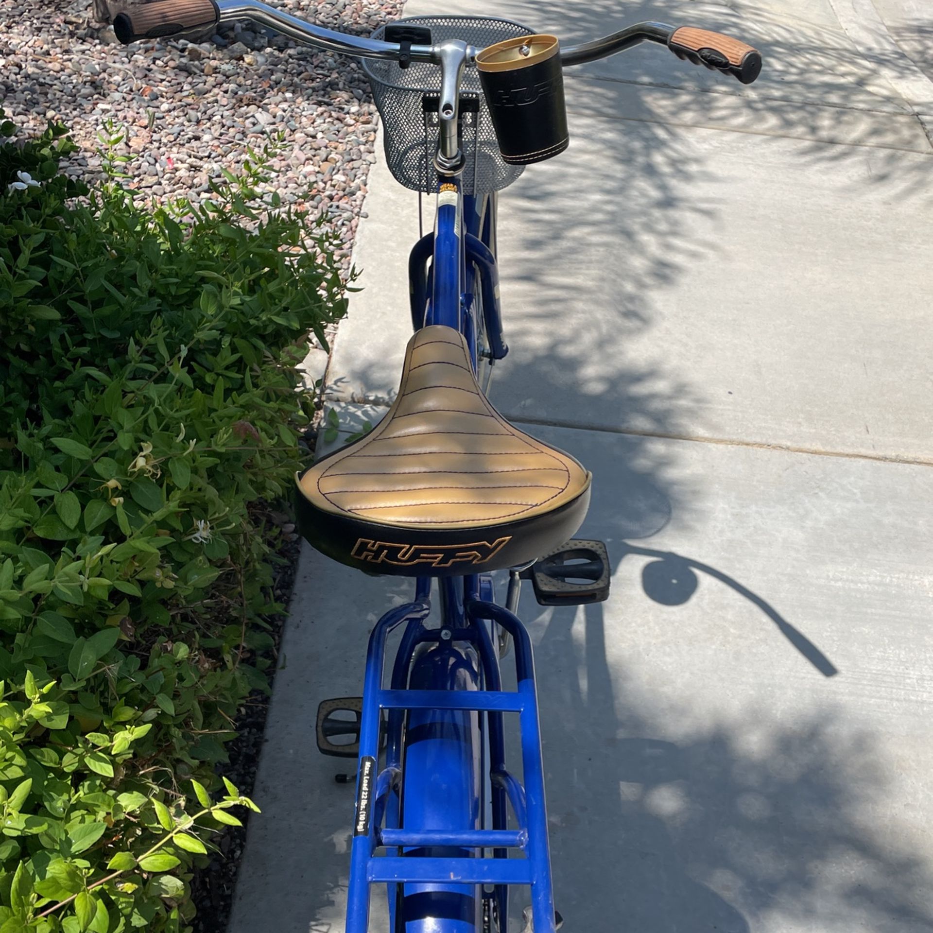 26” Huffy Deluxe Men's Royal Blue Beach Cruiser for Sale in Lake