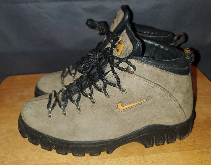 Nike Air Regains ACG Trail Hiking Tan Boots 148035-271 Women Size 7.5