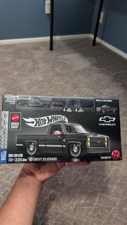 Hot Wheels Mattel Brick Shop '83 Chevy Silverado Building Set