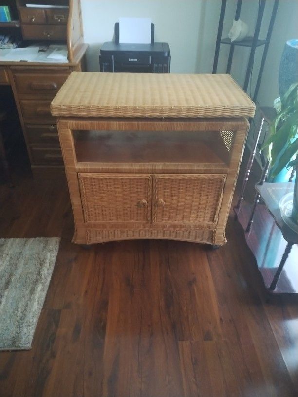 Wicker Tv Turn Top Stand