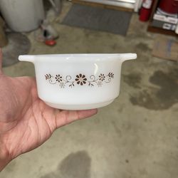vintage Dynaware Pyr-O-Rey Brown Daisy casserole dish made of milk glass.  Pattern: Features a distinctive brown floral or "daisy" design. Material: D