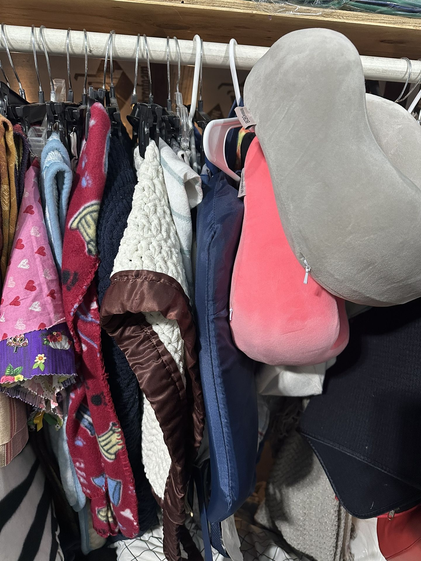 lot of 15 blanket, linen pillow items