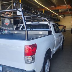 TRUCK RACKS IN STOCK FOR ALL TRUCKS, BEDLINERS, TOOLBOXES, SIDE STEPS, BED LINERS, PLÁSTICOS, TONNEAU COVERS, TAPADERAS, HARD TRIFOLD BED COVERS 