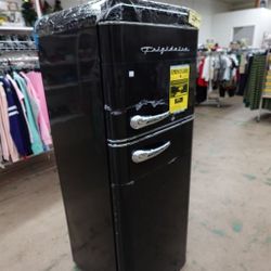 Frigidaire 7.5 Cu. Ft. Retro Top Freezer Refrigerator – Black
