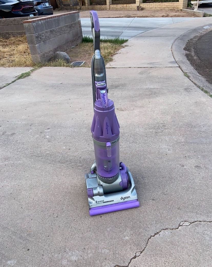 Purple Dyson Vacuum/ Aspiradora Dyson Morada (detalles En Fotos/ Details In Photos) 