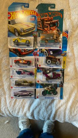 HOT WHEELS TREASURE HUNTS ANNIVERSARY and Basic HONDA S800 Racing.