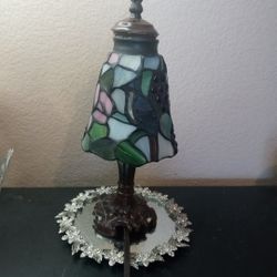 GORGEOUS Tiffany Style Stained Glass Meyda 11" Table Accent Lamp.
