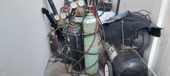 Oxygen & Acetylene Thanks Regulators W/ Hoses And Few Atachments 