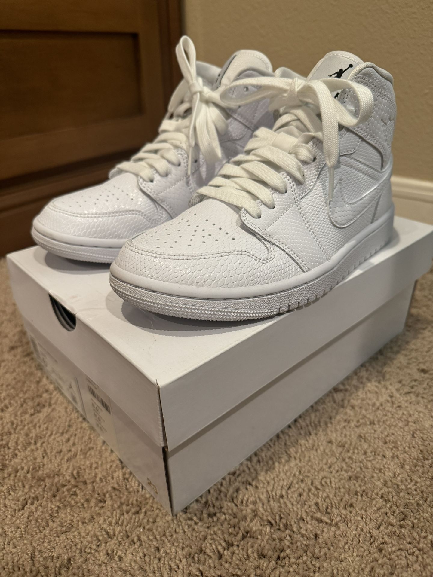 Authentic Preowned Nike Air Jordan 1 Mid shoe sneaker W6.5