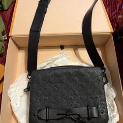 Louis Vuitton Streamer Men’s Messenger Bag