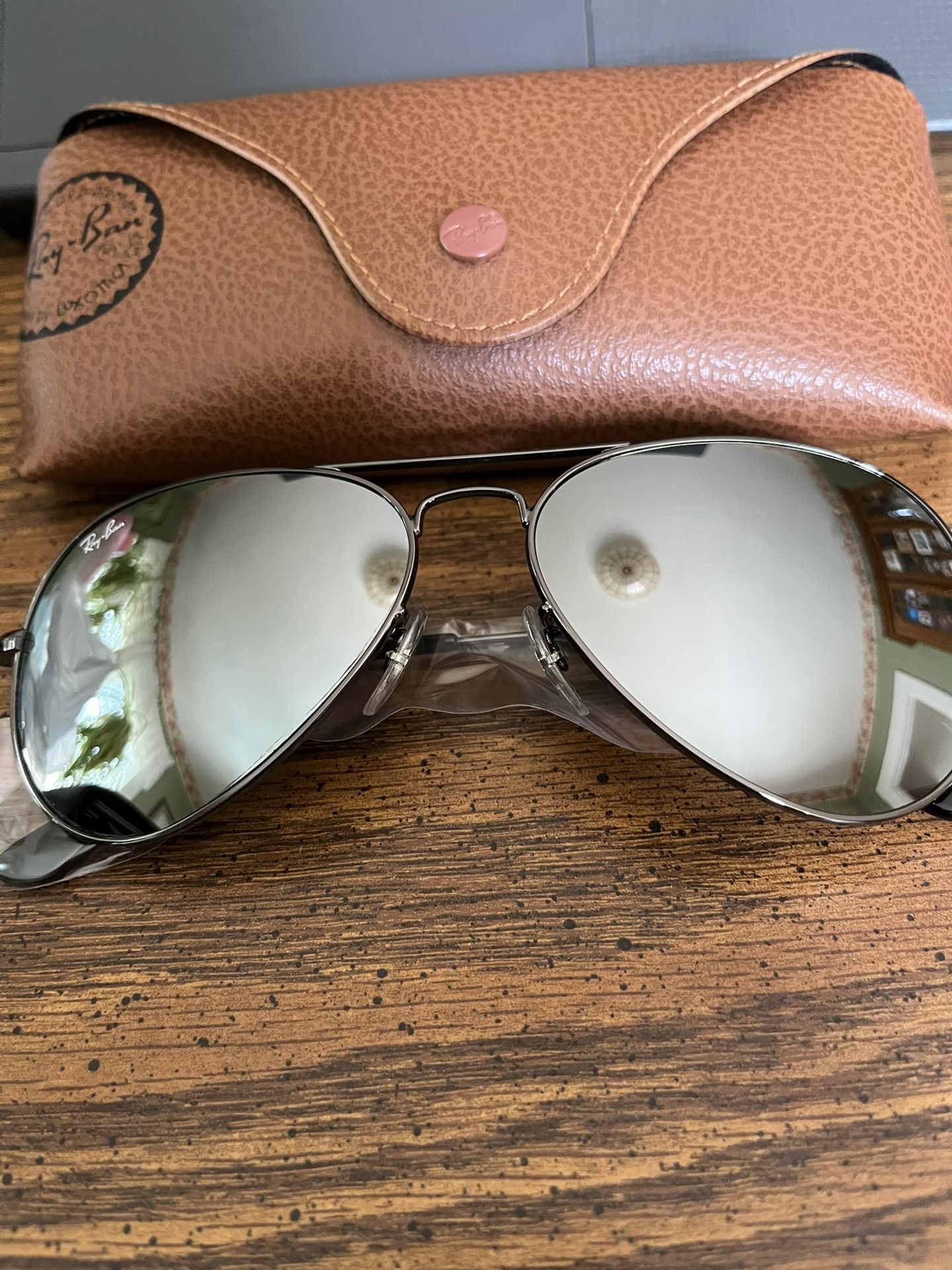 RAY BAN AVIATORS w/ GUNMETAL FRAME & SILVER MIRROR LENSES. BRAND NEW. 
