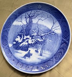 Vintage 1967 Royal Copenhagen Christmas Plate - "The King's Oak" (Kongeegen), Denmark