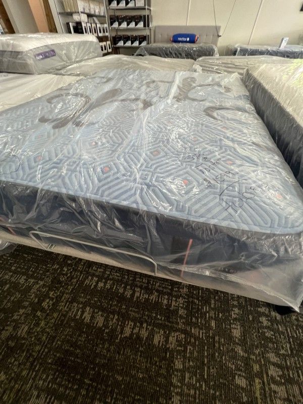 Queen Mattress Stearns & Foster Estate