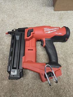 Milwaukee
M18 FUEL 18-Volt Lithium-Ion Brushless Cordless Gen II 18-Gauge Brad Nailer (Tool-Only)