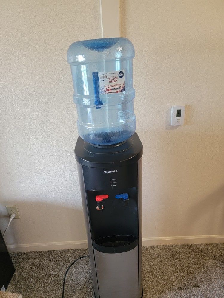 Frigidaire Stand Up Top Loading Water Dispenser